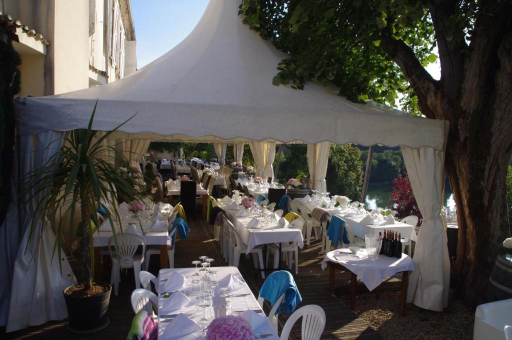 Logis Hotels Domaine Du Chatelard Dirac Exterior photo